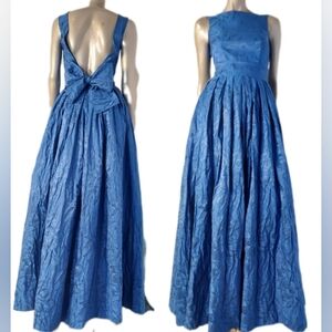 $3,000 CH CAROLINA HERRERA ADORABLE BLUE BROCADE LONG GOWN US S